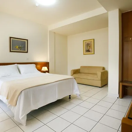 מלון Athina 3*